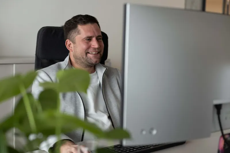 Christian Stockerl am Arbeitsplatz – KI-Beratung für den Angebotsprozess