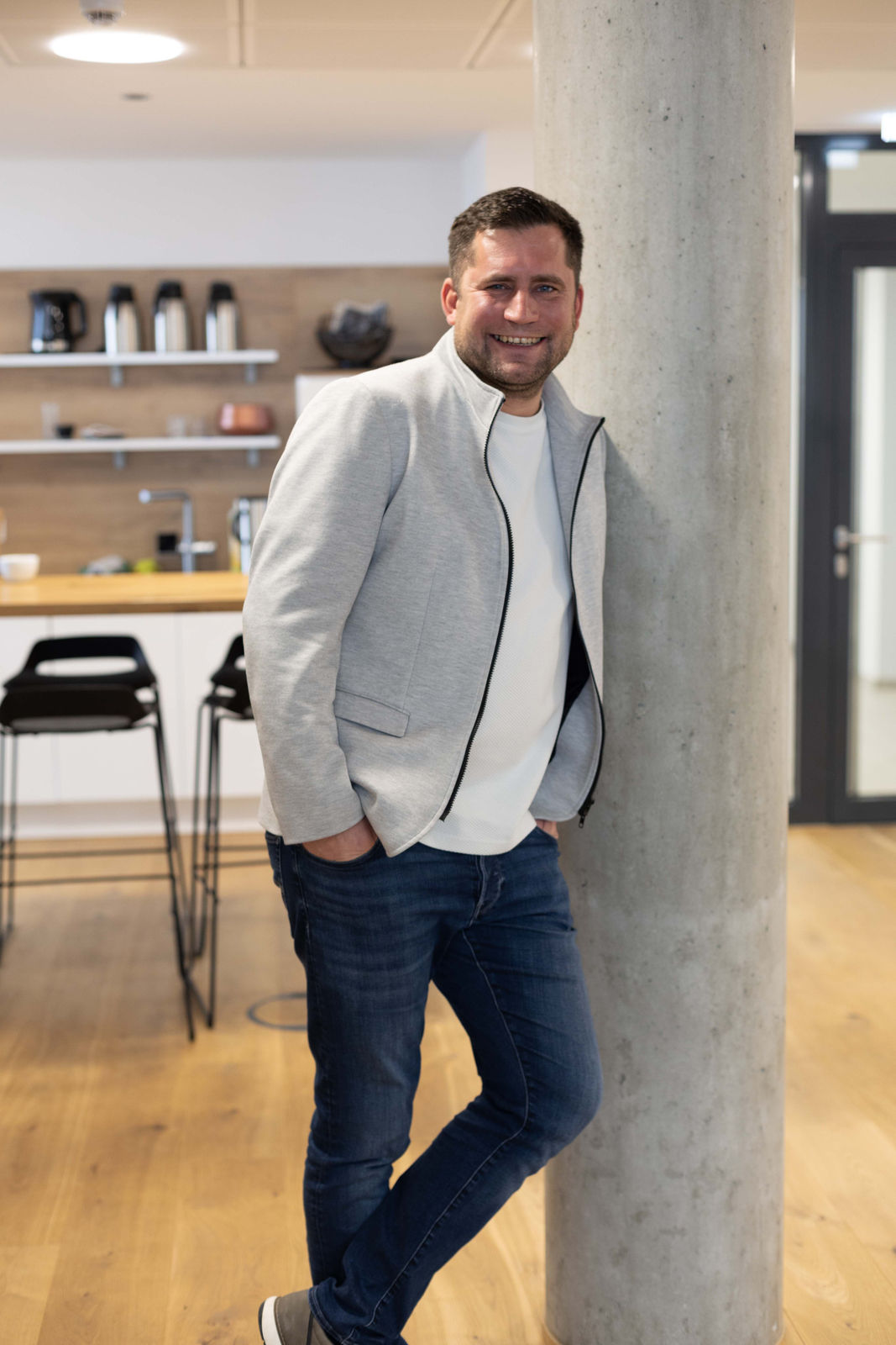 Christian Stockerl im Büro von Stockerl Consulting